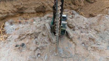 İnşaat alanının insansız hava aracı fotoğrafları, inşaat malzemeleri ve makineleri yaz bulutlu akşamlarda