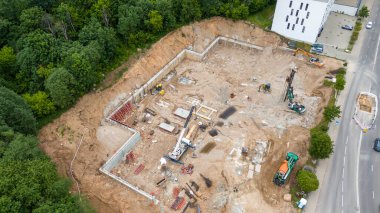 İnşaat alanının insansız hava aracı fotoğrafları, inşaat malzemeleri ve makineleri yaz bulutlu akşamlarda