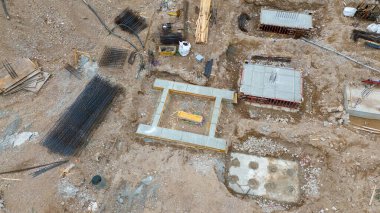 Yaz bulutlu akşamlarda inşaat alanının ve inşaat malzemelerinin drone fotoğrafçılığı