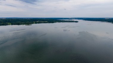 Yaz bulutlu bir günde orman ve gölün drone fotoğrafçılığı