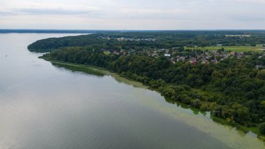 Yaz bulutlu bir günde gölün yakınındaki ormanın insansız hava aracı fotoğrafçılığı