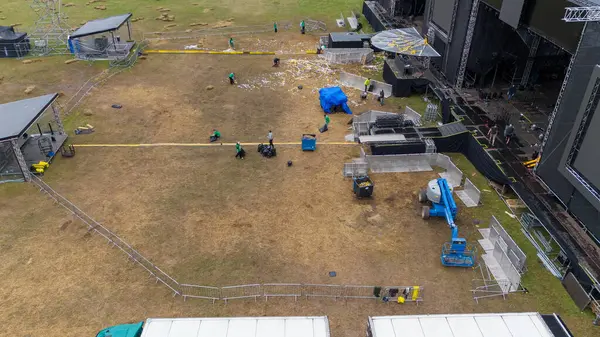 Çöpleri temizleyen gönüllülerin insansız hava aracı fotoğrafları ve bulutlu yaz günlerinde müzik festivalinden sonra müzik sahnelerini söken insanlar.