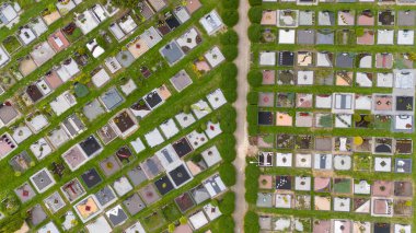 Yaz bulutlu bir günde ormanla çevrili bir mezarlığın insansız hava aracı fotoğrafçılığı