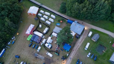 Yaz bulutlu günbatımında müzik festivalinde yiyecek tezgahlarının drone fotoğrafları