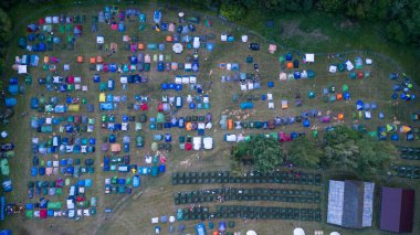 Bulutlu bir yaz akşamı müzik festivalinde bir çadırın insansız hava aracı fotoğrafçılığı
