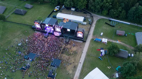 Bulutlu bir yaz akşamı bir festivalde müzik sahnesi ve konserin insansız hava aracı fotoğrafçılığı