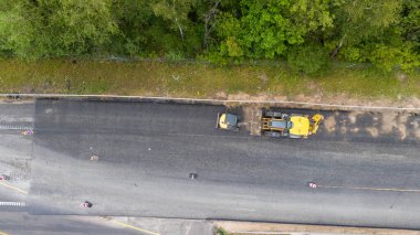 Yaz bulutlu bir günde tek şeritte otoyol yeniden inşa ve trafiğin insansız hava aracı görüntüleri