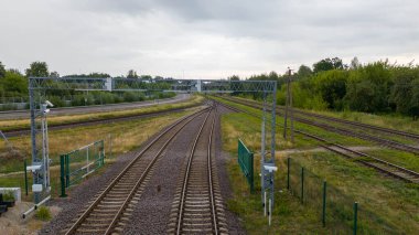 Yaz bulutlu bir günde tren istasyonunda askeri konvoyun insansız hava aracı fotoğrafı.