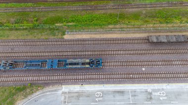 Yaz bulutlu bir günde tren istasyonunda askeri konvoyun insansız hava aracı fotoğrafı.