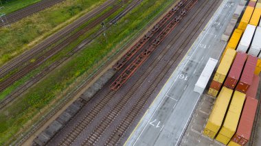 Yaz bulutlu bir günde tren istasyonunda askeri konvoyun insansız hava aracı fotoğrafı.