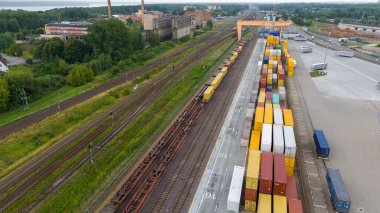 Yaz bulutlu bir günde tren istasyonunda askeri konvoyun insansız hava aracı fotoğrafı.