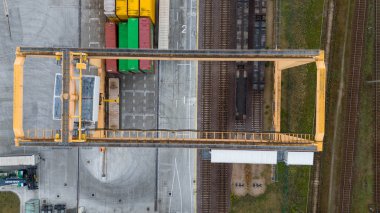 Yaz bulutlu bir günde tren istasyonunda askeri konvoyun insansız hava aracı fotoğrafı.