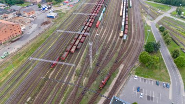 Yaz bulutlu bir günde tren istasyonunda askeri konvoyun insansız hava aracı fotoğrafı.