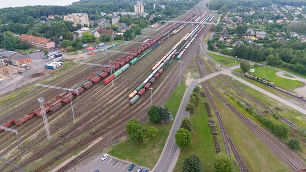 Bulutlu bir yaz gününde tren istasyonunun vagonlu insansız hava aracı fotoğrafları.