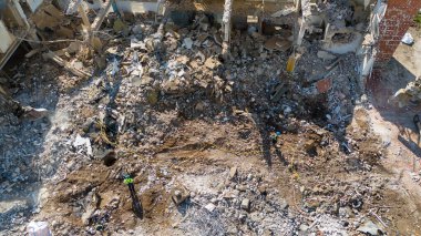 Bir evi söken ve güneşli yaz gününde rubleyi kaldıran makinelerin uzaktan çekimleri.