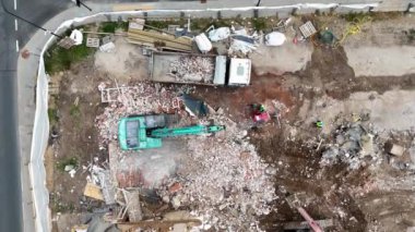 Makinelerin bir evi parçaladığı ve güneşli yaz gününde rubleyi çıkardığı uzaktan kumandalı kamera görüntüleri.