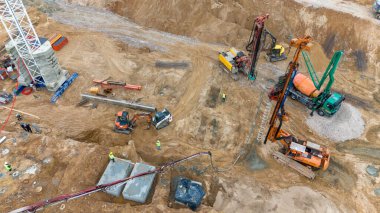 İnşaat alanındaki inşaat taliminin İHA fotoğrafçılığı yaz bulutlu gününde