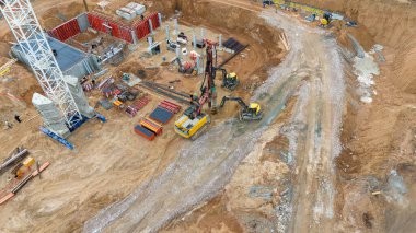 İnşaat alanındaki inşaat taliminin İHA fotoğrafçılığı yaz bulutlu gününde