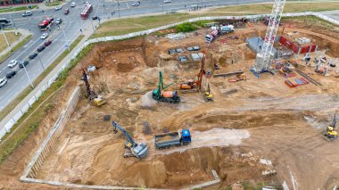 İnşaat alanındaki inşaat makinelerinin İHA fotoğrafçılığı yaz bulutlu bir günde