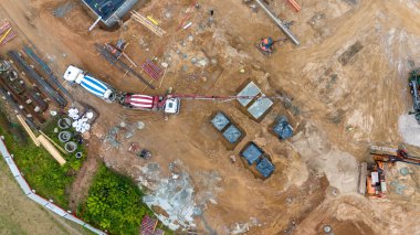 İnşaat alanındaki inşaat taliminin İHA fotoğrafçılığı yaz bulutlu gününde