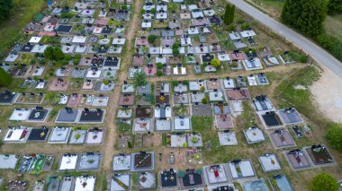 Yaz bulutlu bir günde ormanla çevrili bir mezarlığın insansız hava aracı fotoğrafçılığı