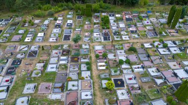 Yaz bulutlu bir günde ormanla çevrili bir mezarlığın insansız hava aracı fotoğrafçılığı