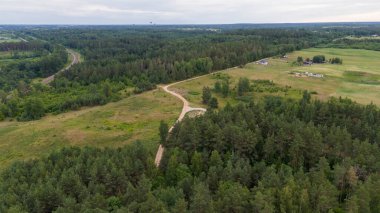 Yaz bulutlu akşamlarda çayırların ve ormanın drone fotoğrafçılığı