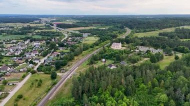 Kırsal bölgelerdeki demiryolu görüntüleri ve yaz bulutlu akşamlarda yük taşıyan tren görüntüleri.