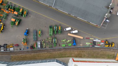 Yazın bulutlu bir günde açık hava deposunda tarım ekipmanlarının drone fotoğrafları.