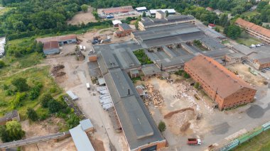 Yaz bulutlu bir günde eski bir depo kompleksinin insansız hava aracı fotoğrafları.