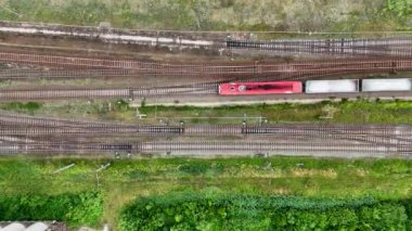 Yaz bulutlu bir günde şehrin eski bir sanayi bölgesinde bir demiryolunun insansız hava aracı fotoğrafçılığı