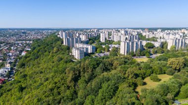 Güneşli yaz günlerinde doğa ve nehirle çevrili bir şehrin insansız hava aracı fotoğrafları.