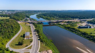 Güneşli yaz gününde köprü onarımının ve araba trafiğinin insansız hava aracı görüntüleri