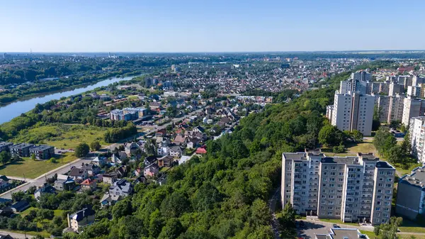 Güneşli yaz günlerinde doğa ve nehirle çevrili bir şehrin insansız hava aracı fotoğrafları.