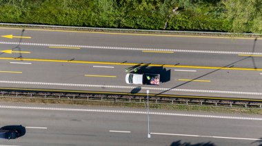 Otoyol ve inşaat işçilerinin tamir ve onarım için yol açtıkları hava manzarası. Yol temiz şeritli ve çevresi yeşillikle çevrili..