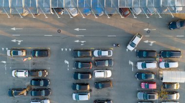 Park etmiş arabaların ve boş alanların olduğu bir otoparkın havadan görüntüsü..