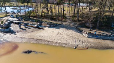 Büyük çamurlu su havuzu ve çevresindeki toprakla göl manzaralı bir havuz..