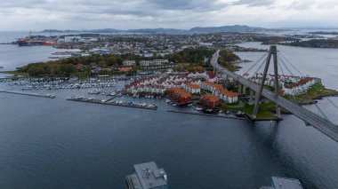 Köprüsü, marinası ve yerleşim alanı olan kıyı şehrinin havadan görüntüsü..