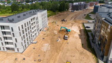 Binaları ve makineleri olan bir inşaat alanının havadan görüntüsü.