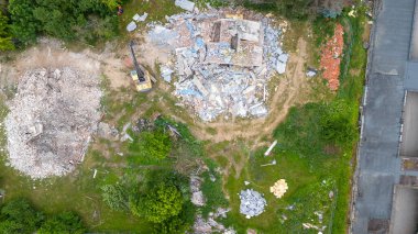 Bir inşaat alanının enkaz ve kazıcılı havadan görüntüsü..