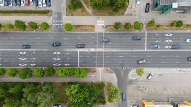 Çoklu şeritli ve arabalı işlek bir şehir kavşağının hava görüntüsü.