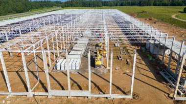 Çelik iskeleti gelişmekte olan büyük bir sanayi bölgesinin havadan görüntüsü.