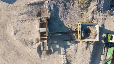 Taşocağı taşıma bandı olan bir taşocağının hava görüntüsü..