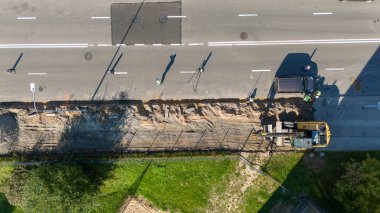 Makineli ve işçili bir yol şantiyesinin havadan görünüşü.