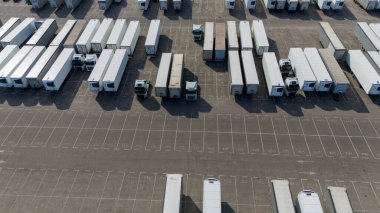 Çok sayıda park yeri ve park edilmiş yarı römorkların havadan görüntüsü..