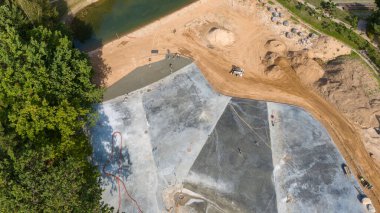 İnşaat alanının havadan görünüşü, işçiler beton döküyor..