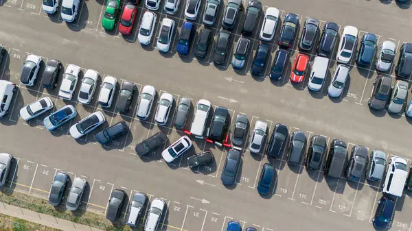 Kalabalık bir otoparkın havadan görüntüsü..