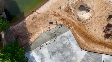 İnşaat alanının havadan görünüşü, işçiler beton döküyor..