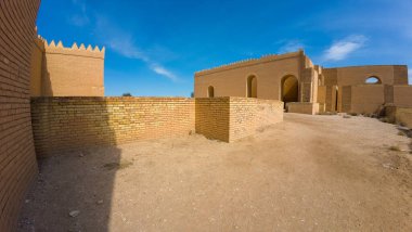 Açık mavi gökyüzünün altındaki antik tuğla yapılar, tarihi mimariyi gözler önüne seriyor..