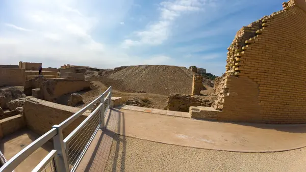 Tuğla duvarları ve berrak gökyüzü olan antik kalıntılar..